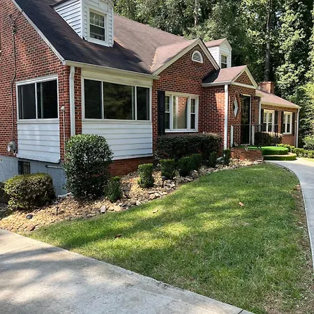 New Quiet Intwn Apt With Private Entry, Bath & Patio